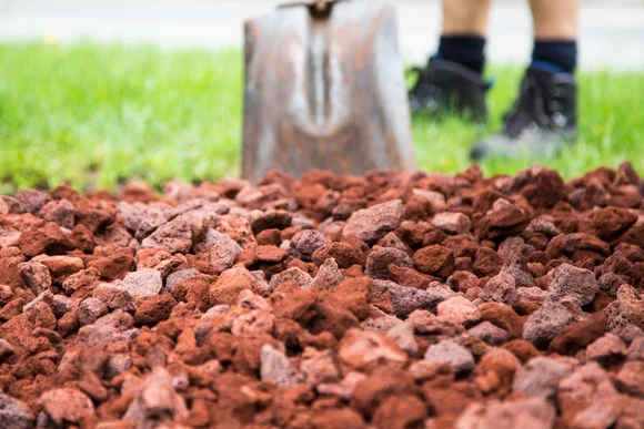 Rote Lavasteine und eine Schaufel